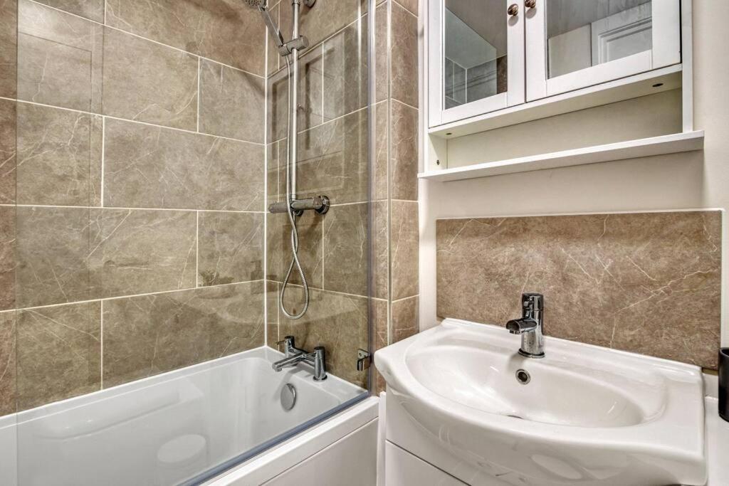 Apartmán Hidden Gem In Battersea W/ Free Parking Londýn Exteriér fotografie