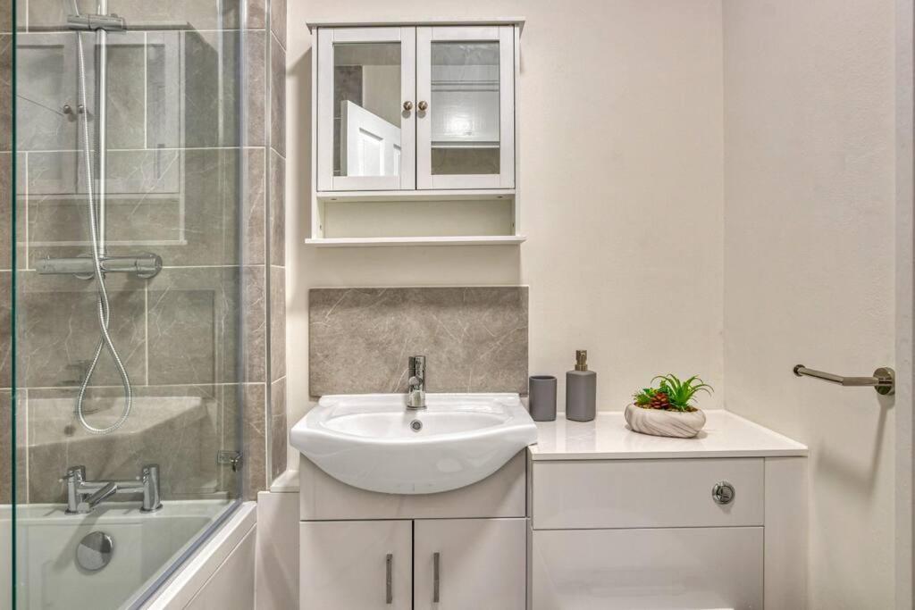 Apartmán Hidden Gem In Battersea W/ Free Parking Londýn Exteriér fotografie
